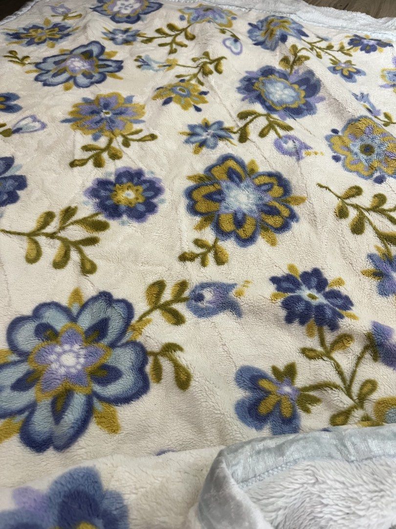 JAPAN MINK BLANKET (Category: Bedding & Towels) located in Bulacan. Submitted by letsfindukaywithme (Listing ID 1470604272, Image 3). Description: Japan mink blanket Heavy blanket 2 ply 140x200cm Double size Bed topper also can be use as a comforter no issue +sf Payment first Ship via J&T or shoppe check out .