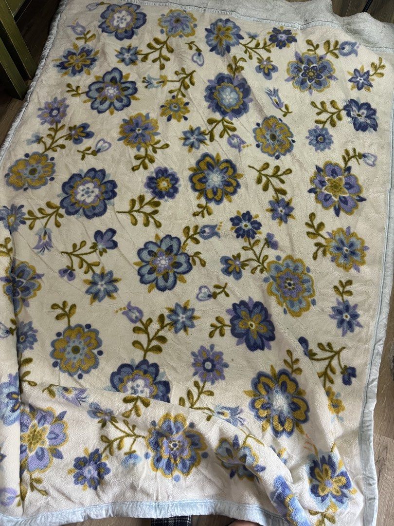 JAPAN MINK BLANKET (Category: Bedding & Towels) located in Bulacan. Submitted by letsfindukaywithme (Listing ID 1470604272, Image 1). Description: Japan mink blanket Heavy blanket 2 ply 140x200cm Double size Bed topper also can be use as a comforter no issue +sf Payment first Ship via J&T or shoppe check out .