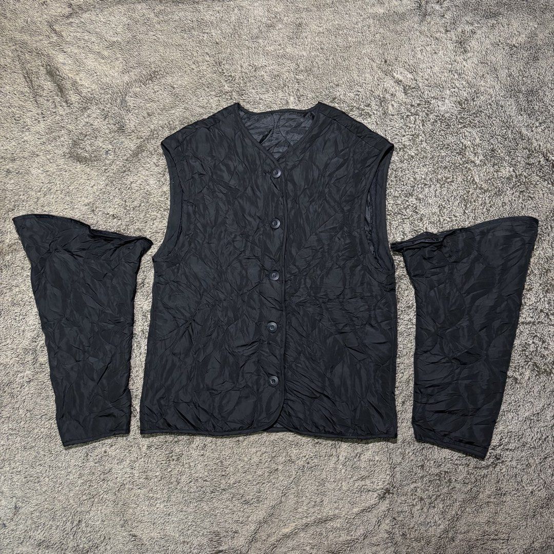 Japanese Convertible Quilted Liner Jacket (Category: Coats, Jackets and Outerwear) located in La Trinidad. Submitted by lygin (Listing ID 1470711573, Image 2). Description: Price : 100 Pesos Brand : Retro Type : Japanese Convertible Quilted Liner Jacket Size: Medium Width : 21” Length : 29” Condition : Excellent/Like New Color rate : 10/10 PS : Double purpose jacket . Can be converted into vest - Color May Vary Due To Lightings.