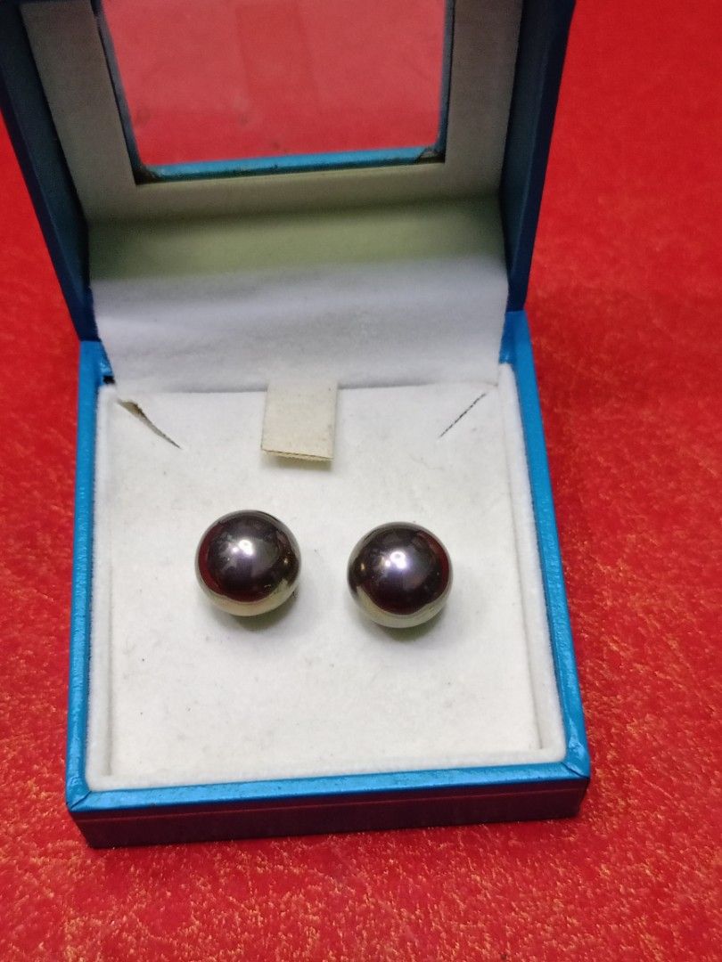 Joia De Maiorca Dark Pearl Stud Earrings (Category: Earrings) located in Bacoor. Submitted by bibelot03 (Listing ID 1470648511, Image 3). Description: - Brand: Joia De Maiorca - Item: Dark glass pearl earrings with a gorgeous metallic luster finish - Color Notes: Unique grey and purple undertones - Backings: Standard post backings included - Packaging: Comes in its original bright blue box that houses the pair securely - Condition: Excellent, rea