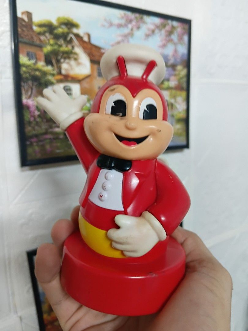 Jolibee Coinbank (Category: Character Goods) located in Quezon City. Submitted by coffeeyuki56158 (Listing ID 1470620433, Image 1). Description: Jolibee Coinbank medyo may mga gasgas na po , check photos , expect from a 2nd hand po , pero malinis and still may takip pa para kapag gusto ilabas yung mga naipon na barya , good for those naghahanap ng ganito or nag cocollect ng mga jollibee collectibles qc areas meet ups.