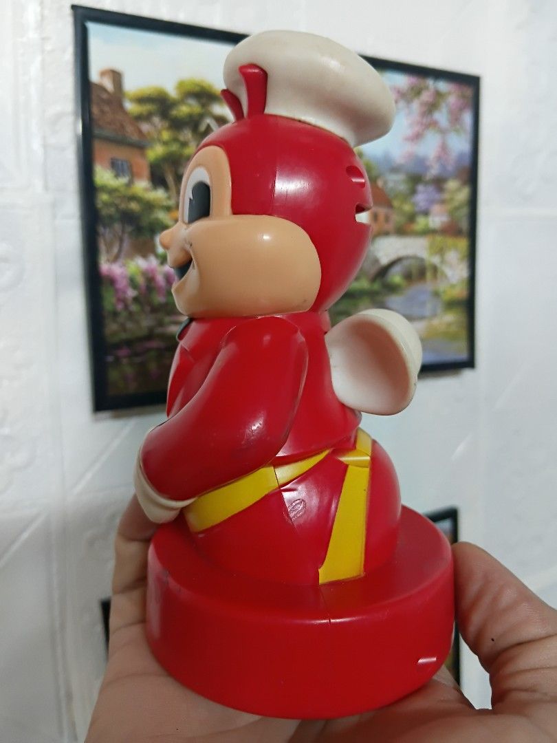 Jolibee Coinbank (Category: Character Goods) located in Quezon City. Submitted by coffeeyuki56158 (Listing ID 1470620433, Image 2). Description: Jolibee Coinbank medyo may mga gasgas na po , check photos , expect from a 2nd hand po , pero malinis and still may takip pa para kapag gusto ilabas yung mga naipon na barya , good for those naghahanap ng ganito or nag cocollect ng mga jollibee collectibles qc areas meet ups.