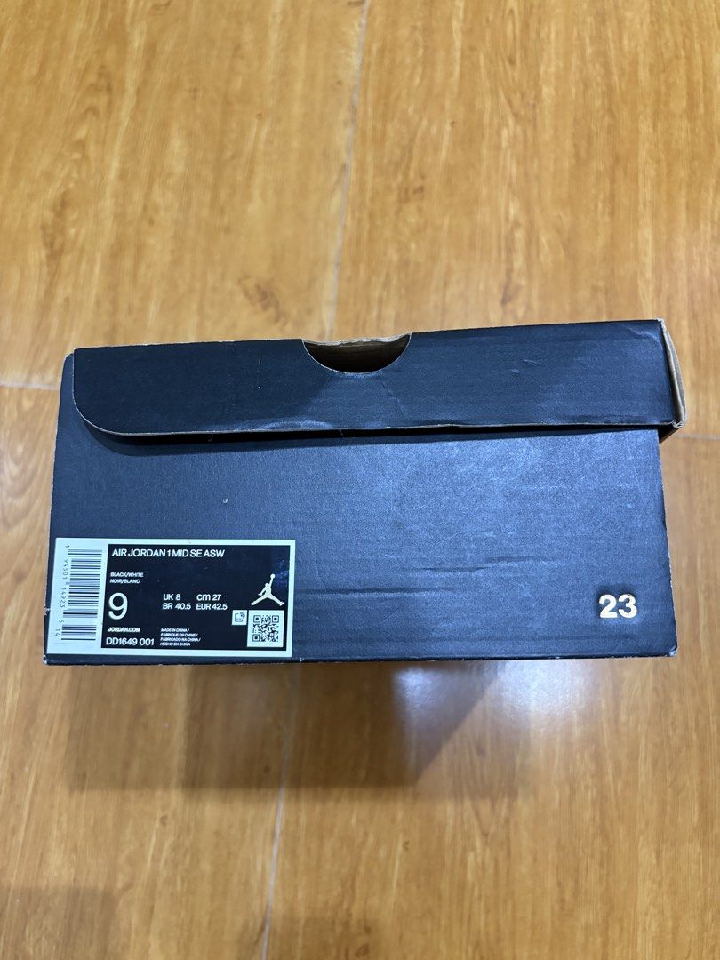 JORDAN 1 mid & high (Category: Sneakers) located in Angeles City. Submitted by lstrlmba31 (Listing ID 1470567844, Image 2). Description: FOR SALE Jordan 1 mid se all-star Carbon Fiber Size: US 9 Used but excellent condition 9/10 Light drags, stars seen on photo Slight yellowing (normal for jordans), Needs a few cleaning, with box Bought it from Athletes foot P2,000 Jordan 1 retro high court purple Size: US 9.5 Used Good condition 8/10 Needs clean