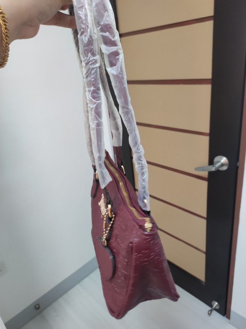 Juicy Couture Shoulder Bag Maroon (Category: Shoulder Bags) located in Bulacan. Submitted by finefindstuffbykdc_ (Listing ID 1470617223, Image 3). Description: Onhand Pinas.