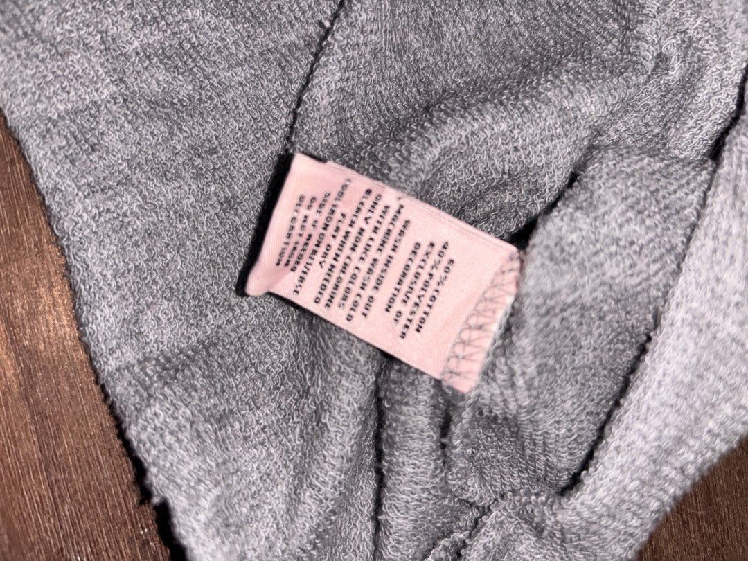 Juicy Couture Y2K Crop PullOver Hoodie (Category: Coats, Jackets and Outerwear) located in Manila. Submitted by erxm.thrift (Listing ID 1470708134, Image 3). Description: .