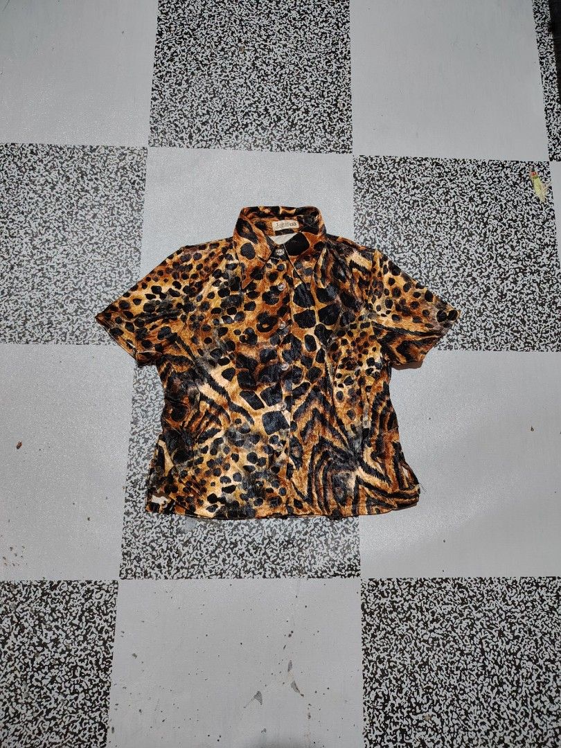 JUNIE TIGER BUTTON DOWN WOMEN'S POLO 🐅 (Category: Shirts) located in Bislig. Submitted by tuazons21 (Listing ID 1470693822, Image 1). Description: SIZE : MEDIUM-LARGE DETAILS POSTED📌 CHECK PHOTOS⤴️.