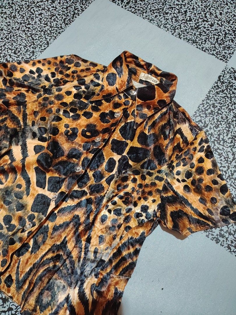 JUNIE TIGER BUTTON DOWN WOMEN'S POLO 🐅 (Category: Shirts) located in Bislig. Submitted by tuazons21 (Listing ID 1470693822, Image 2). Description: SIZE : MEDIUM-LARGE DETAILS POSTED📌 CHECK PHOTOS⤴️.