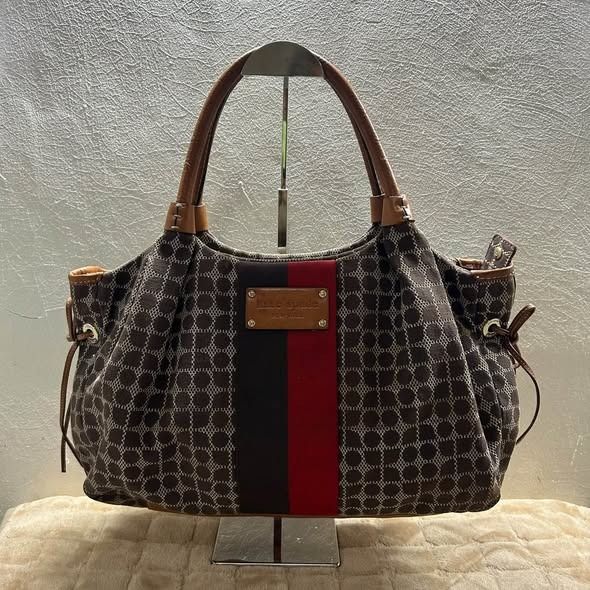 KATE SPADE SHOULDER BAG (Category: Shoulder Bags) located in Caloocan City. Submitted by j3ngsanity (Listing ID 1470576780, Image 1). Description: ISSUE : NEED CLEANING / MINIMAL SIGN OF USAGE OVER ALL SOBRANG GANDA PA.