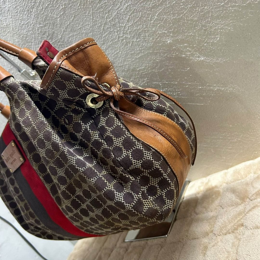 KATE SPADE SHOULDER BAG (Category: Shoulder Bags) located in Caloocan City. Submitted by j3ngsanity (Listing ID 1470576780, Image 2). Description: ISSUE : NEED CLEANING / MINIMAL SIGN OF USAGE OVER ALL SOBRANG GANDA PA.