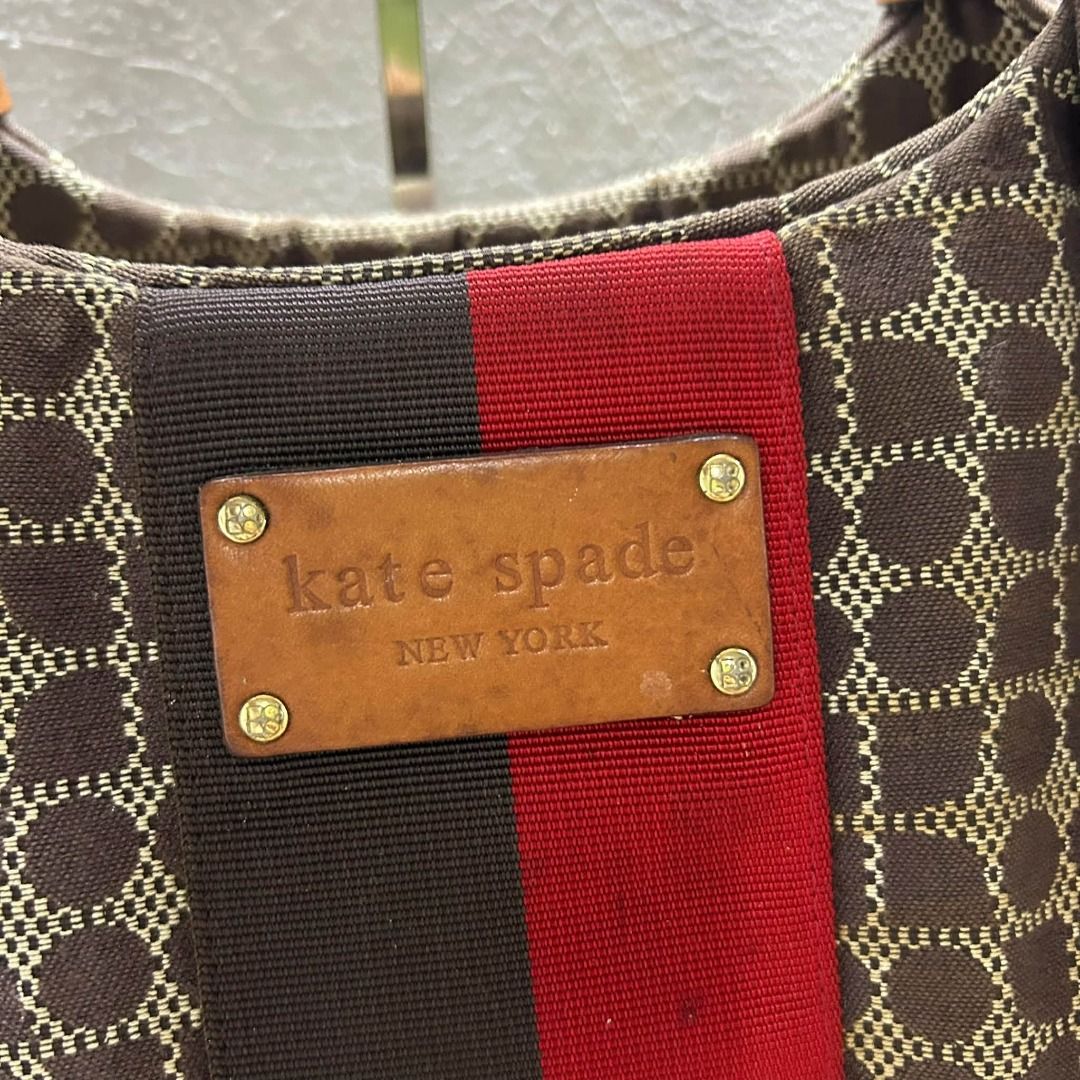 KATE SPADE SHOULDER BAG (Category: Shoulder Bags) located in Caloocan City. Submitted by j3ngsanity (Listing ID 1470576780, Image 3). Description: ISSUE : NEED CLEANING / MINIMAL SIGN OF USAGE OVER ALL SOBRANG GANDA PA.