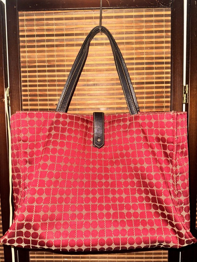 Kate Spade Tote Bag (Category: Tote Bags) located in Dumaguete. Submitted by dayvi143 (Listing ID 1470732789, Image 1). Description: - Brand: Kate Spade New York - Design: Red and beige pattern with dark brown leather double handles - Closure: Center strap with snap button - Interior: Spacious dark lining with 1 zipped pocket and slip pockets - Origin: Made in China - Perfect for work, travel, or everyday casual chic style - Price is still negoti