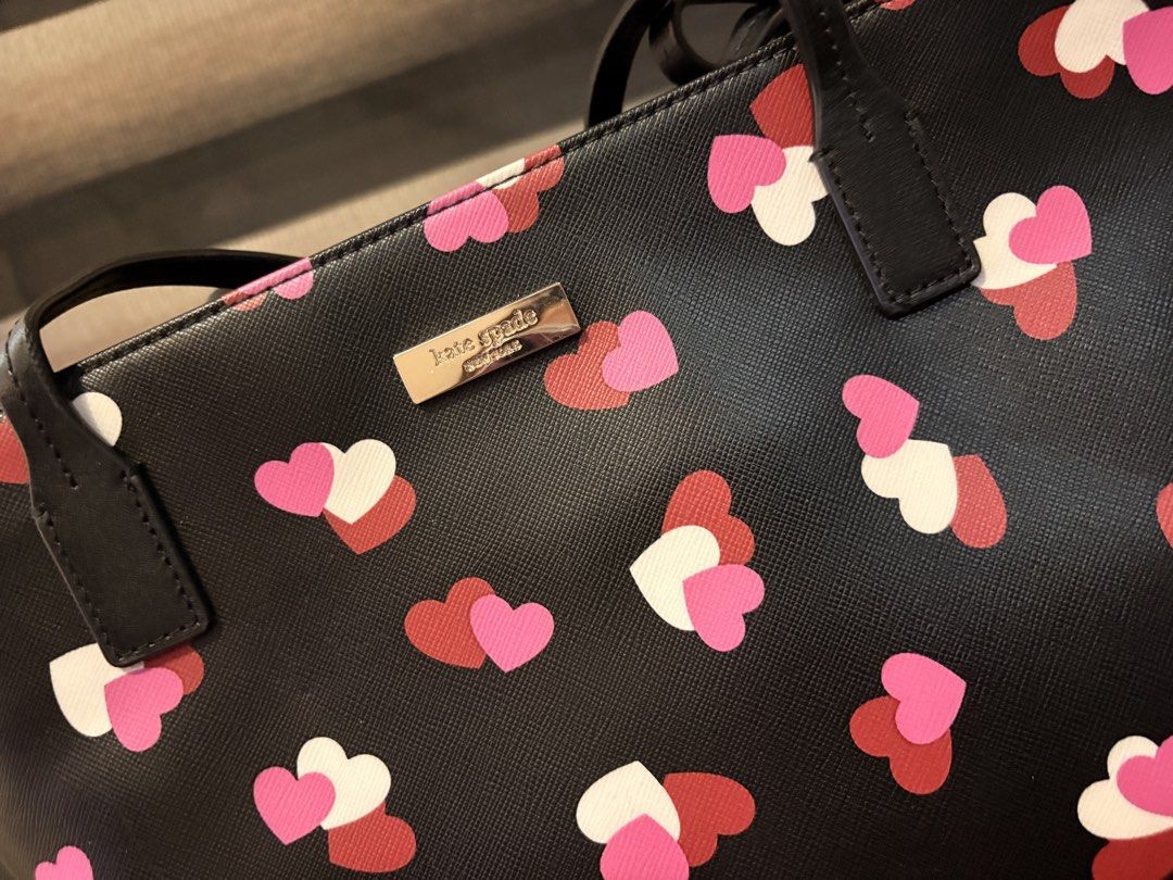 Katespade Tote Bag (Category: Tote Bags) located in Calamba. Submitted by andyenzo (Listing ID 1470672761, Image 2). Description: Like new Used once sa airport lang New jersey purchase .