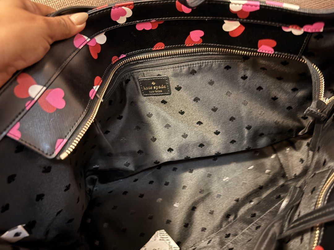 Katespade Tote Bag (Category: Tote Bags) located in Calamba. Submitted by andyenzo (Listing ID 1470672761, Image 3). Description: Like new Used once sa airport lang New jersey purchase .