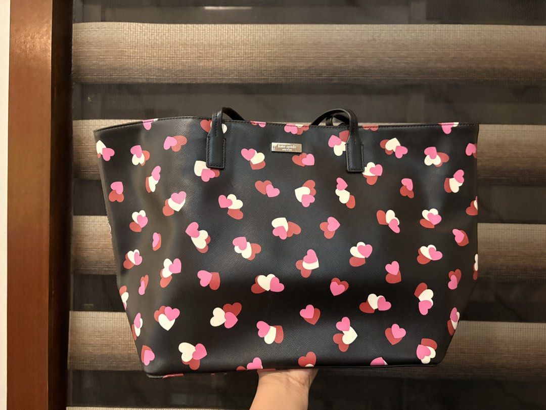 Katespade Tote Bag (Category: Tote Bags) located in Calamba. Submitted by andyenzo (Listing ID 1470672761, Image 1). Description: Like new Used once sa airport lang New jersey purchase .
