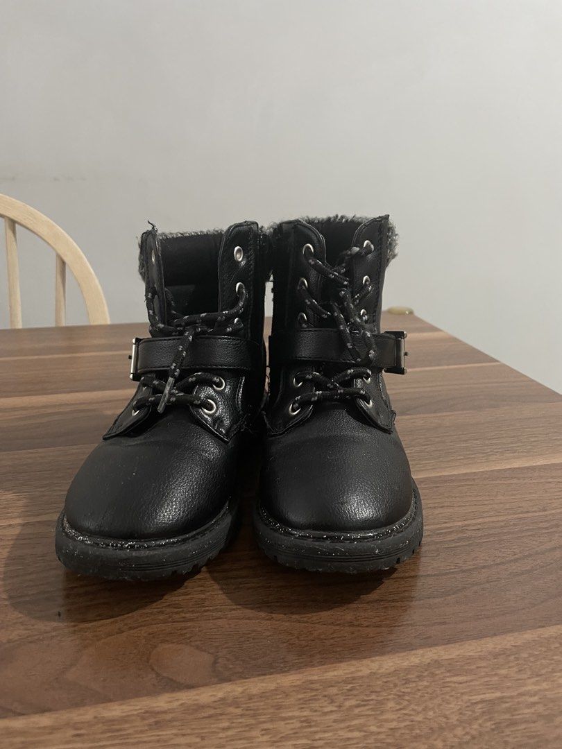 Kids girl boots ( size 1) (Category: Babies & Kids Fashion) located in Valenzuela. Submitted by 4kshoppe (Listing ID 1470740449, Image 1). Description: Very like new!! No issue Size 1 ( 20cm) .