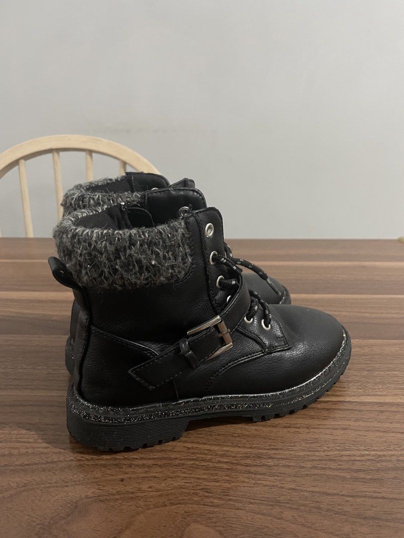 Kids girl boots ( size 1) (Category: Babies & Kids Fashion) located in Valenzuela. Submitted by 4kshoppe (Listing ID 1470740449, Image 3). Description: Very like new!! No issue Size 1 ( 20cm) .