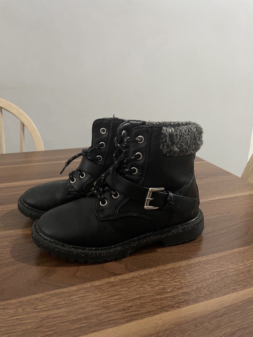 Kids girl boots ( size 1) (Category: Babies & Kids Fashion) located in Valenzuela. Submitted by 4kshoppe (Listing ID 1470740449, Image 2). Description: Very like new!! No issue Size 1 ( 20cm) .