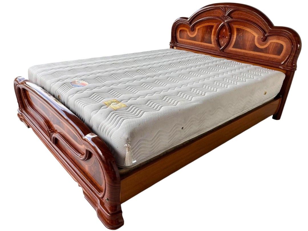 KING SIZE BEDSET (Category: Bed Frames & Mattresses) located in Mexico. Submitted by mgracejapansurplus (Listing ID 1470689568, Image 2). Description: NEW ARRIVAL 🇯🇵 KING SIZE BEDSET ✨ - Elegant King Size Bedset - Exquisite carved solid wood frame with rich polished finish & inlaid wood detailing - Curved ornate headboard & footboard, classic luxurious design - Includes thick premium mattress — size L65" × W81", thickness 11" - Sturdy frame, ex