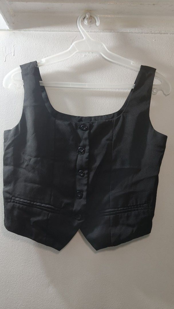 Kinwoo Black Cropped Button-Up U-Neck Vest (Category: Sleeveless) located in Makati City. Submitted by beedg (Listing ID 1470709136, Image 1). Description: - Color: Black - Size: Medium (fits true to size) - Design: Square neckline with dark front buttons and two faux pockets - Styling: Perfect for layering over tees or wearing solo - Condition: Worn a few times, solid shape with plenty of wear left.