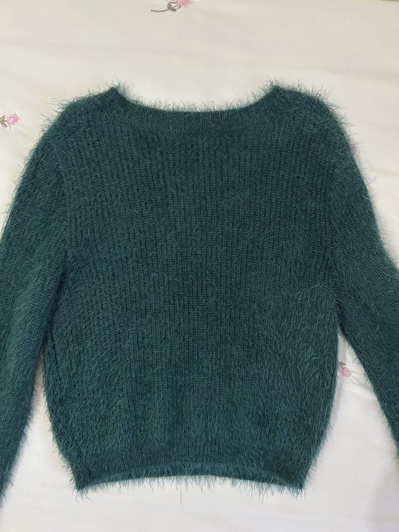 Knitted Sweater (Category: Longsleeves) located in Manila. Submitted by summerdeclutters (Listing ID 1470601743, Image 2). Description: .