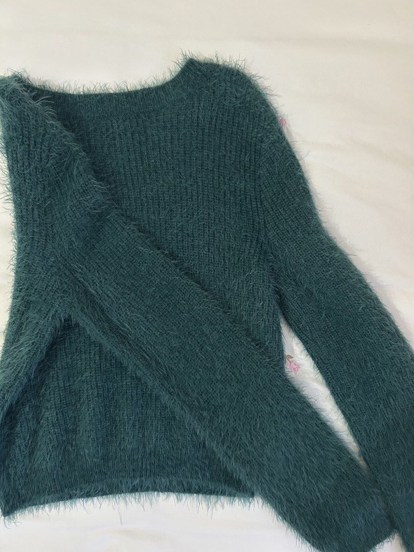 Knitted Sweater (Category: Longsleeves) located in Manila. Submitted by summerdeclutters (Listing ID 1470601743, Image 3). Description: .