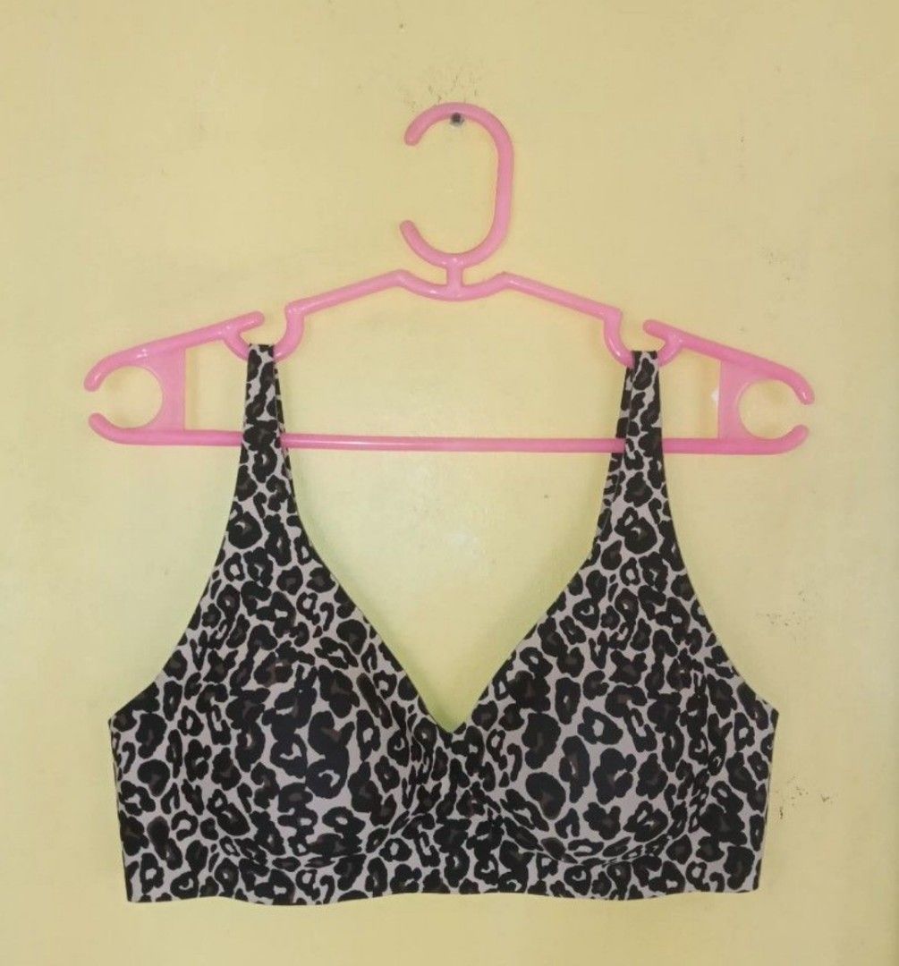 Knix Seamless Printed Bra Size: Medium (Category: Undergarments & Loungewear) located in Navotas City. Submitted by vanilla_sandalwood (Listing ID 1470610594, Image 1). Description: -Brand: Knix -Seamless Bra -Color: Animal Print -Size: Medium -Like New -Good Condition.