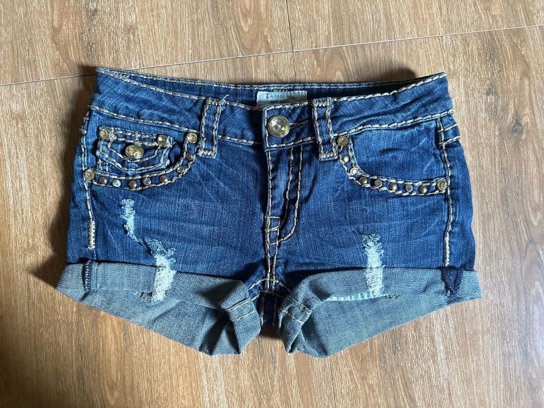 L.A Idol Low-rise (Category: Shorts) located in Manila. Submitted by y2k_neggy (Listing ID 1470595121, Image 2). Description: Minor flaws Size:5 on tag / best fit into 25/26 Dm me‼️.