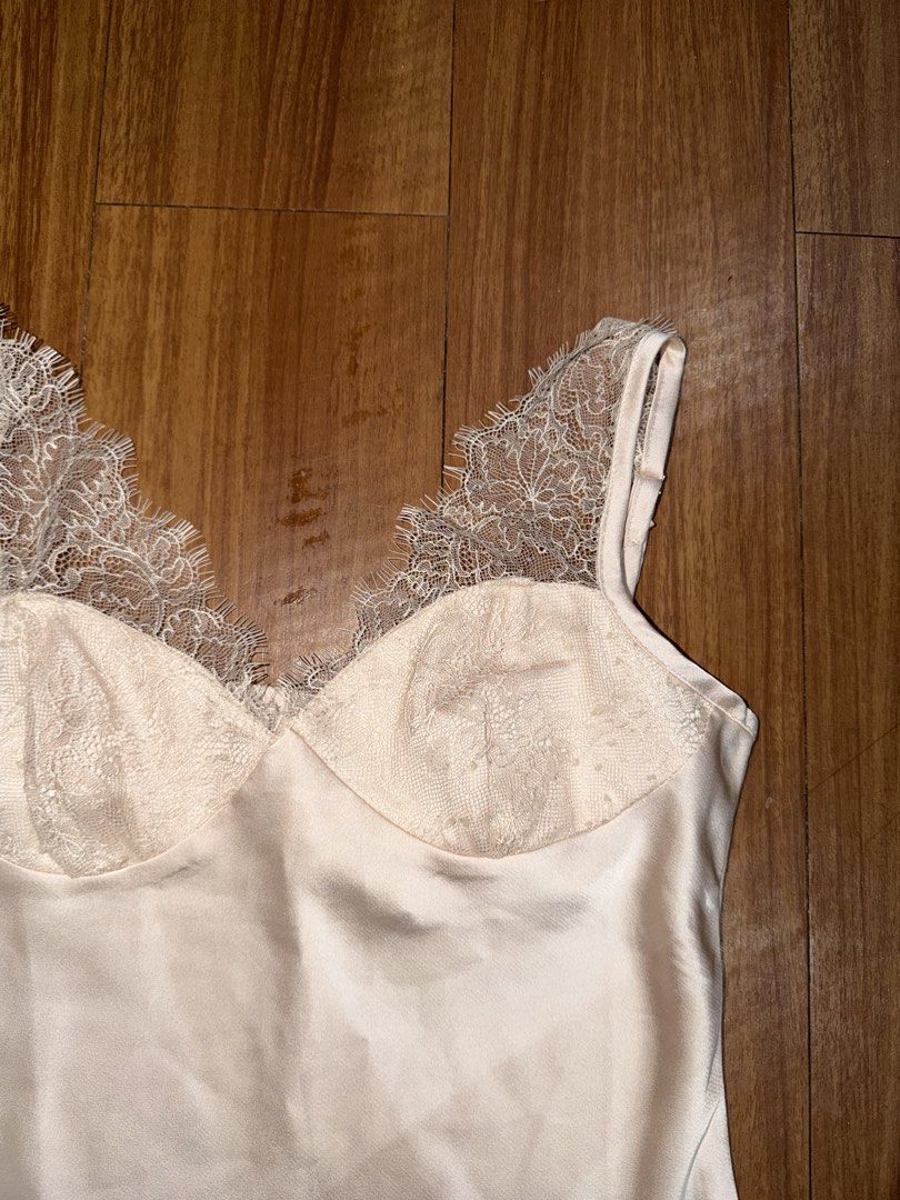 Lace top (Category: Sleeveless) located in Taguig. Submitted by shop.alybuzon (Listing ID 1470639764, Image 2). Description: .