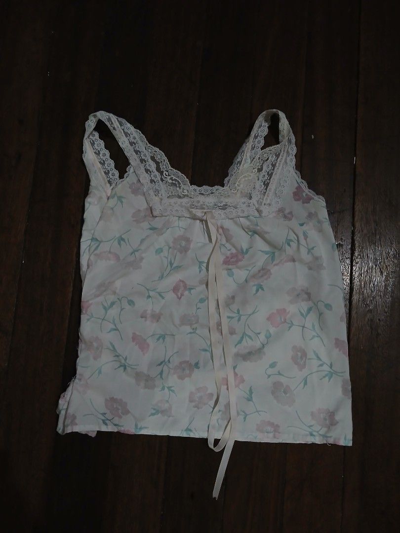 Laced floral top (Category: Others Tops) located in Quezon City. Submitted by sreemi28 (Listing ID 1470657550, Image 1). Description: ⭐️ size- small to medium ⭐️ very small stain lang sa ribbon ⭐️ MOP: Gcash ⭐️ J&T delivery.