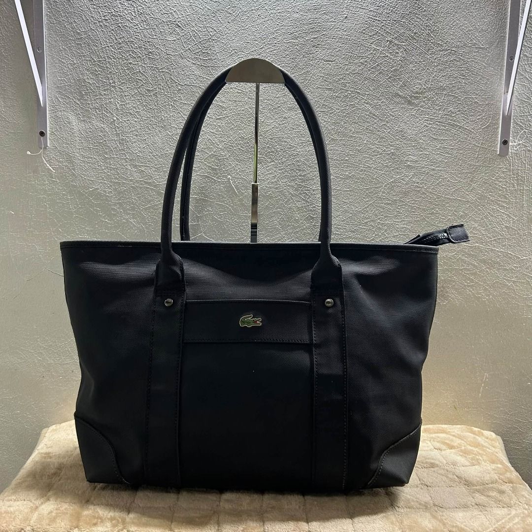 LACOSTE BIG TOTE BAG (Category: Tote Bags) located in Caloocan City. Submitted by j3ngsanity (Listing ID 1470582331, Image 1). Description: ISSUE : CHANGE MAIN PULLER / REPAINTED PERO PRESINTABLE PARIN / MIN WHITE PAINTSTAIN / INK STAIN SA LOOB / NEED CLEANING.