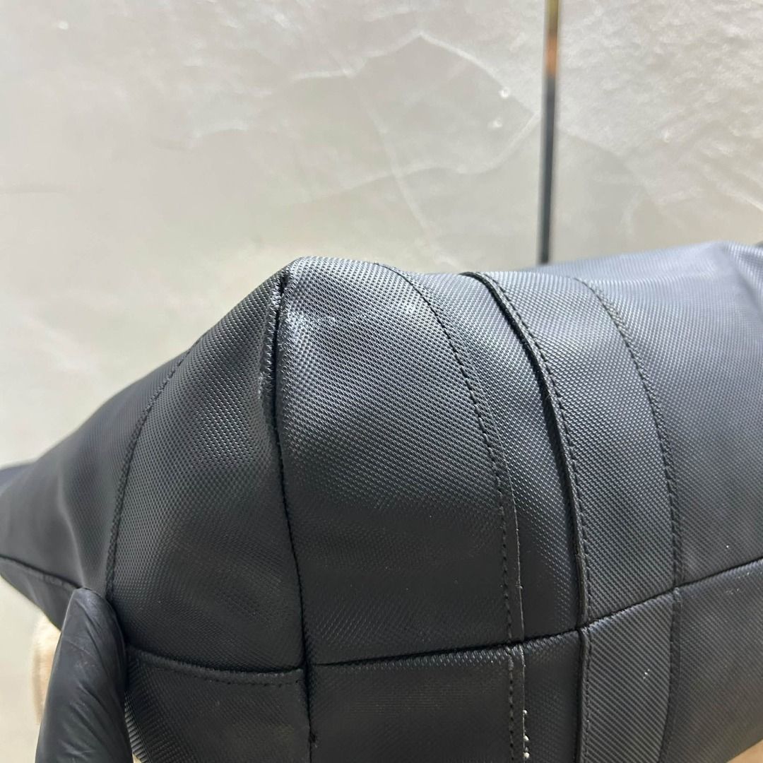 LACOSTE BIG TOTE BAG (Category: Tote Bags) located in Caloocan City. Submitted by j3ngsanity (Listing ID 1470582331, Image 3). Description: ISSUE : CHANGE MAIN PULLER / REPAINTED PERO PRESINTABLE PARIN / MIN WHITE PAINTSTAIN / INK STAIN SA LOOB / NEED CLEANING.