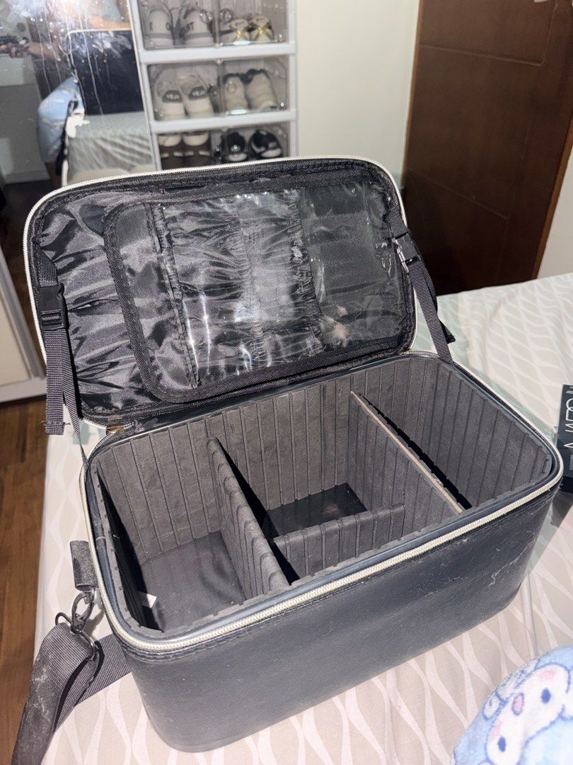 Large Black Makeup Bag with Adjustable Dividers (Category: Purses & Pouches) located in Manila. Submitted by franchezca1210 (Listing ID 1470653350, Image 2). Description: Condition: good as new, personal use only RFS: need funds 📍bacoor cavite.