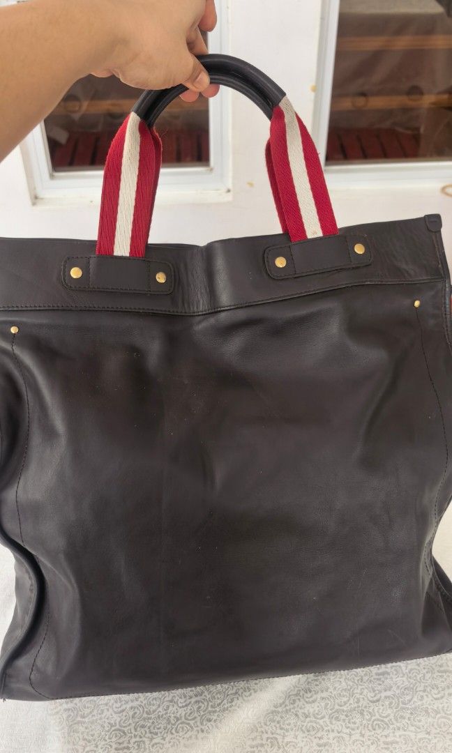 Leather handbag with lock and key (Category: Tote Bags) located in Tuguegarao City. Submitted by zenphoenix-7ad615 (Listing ID 1470571236, Image 2). Description: Leather handbag Flaw no sling.