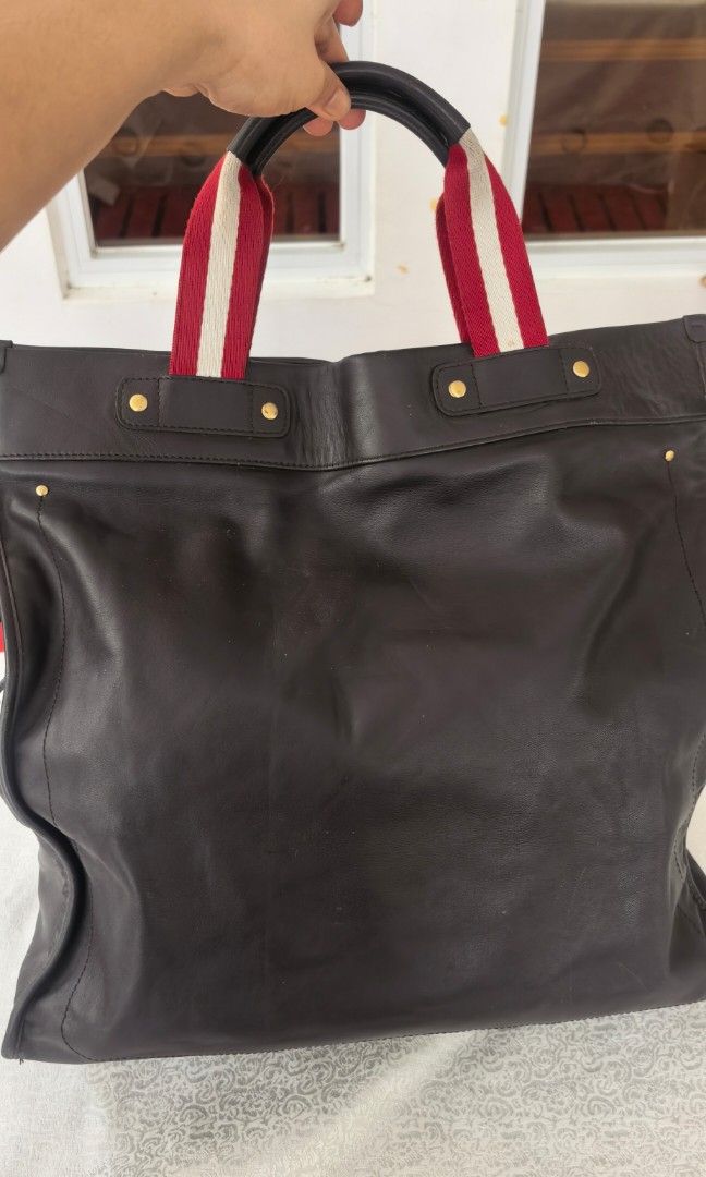 Leather handbag with lock and key (Category: Tote Bags) located in Tuguegarao City. Submitted by zenphoenix-7ad615 (Listing ID 1470571236, Image 3). Description: Leather handbag Flaw no sling.