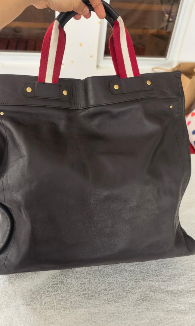 Leather handbag with lock and key (Category: Tote Bags) located in Tuguegarao City. Submitted by zenphoenix-7ad615 (Listing ID 1470571236, Image 1). Description: Leather handbag Flaw no sling.