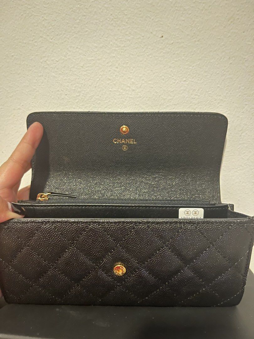 Leather Wallet in Black (Category: Wallets & Card holders) located in Mandaluyong City. Submitted by bagsetalbyjas_09 (Listing ID 1470601686, Image 3). Description: .