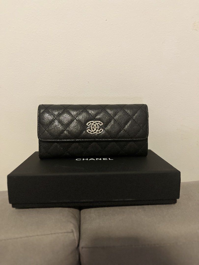 Leather Wallet in Black (Category: Wallets & Card holders) located in Mandaluyong City. Submitted by bagsetalbyjas_09 (Listing ID 1470601686, Image 1). Description: .