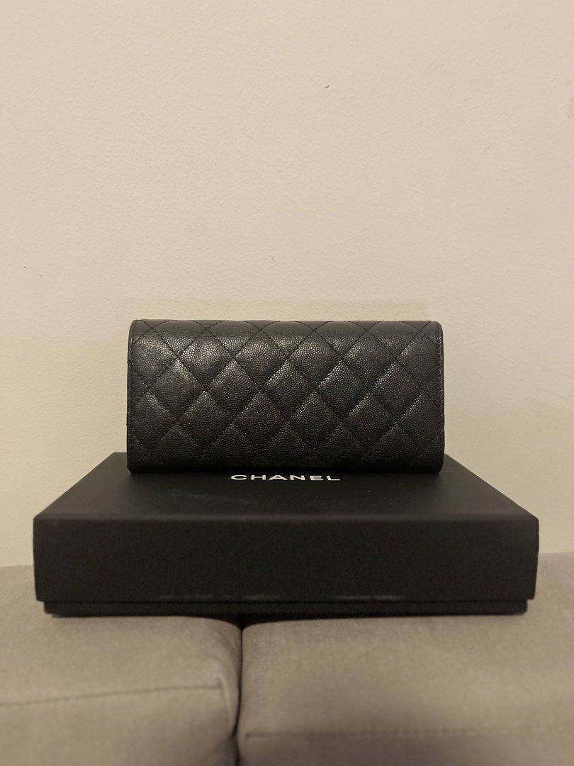 Leather Wallet in Black (Category: Wallets & Card holders) located in Mandaluyong City. Submitted by bagsetalbyjas_09 (Listing ID 1470601686, Image 2). Description: .