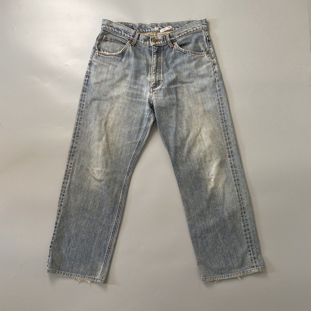 Lee 👖| Light Blue Straight Cut Denim Jeans (Category: Jeans) located in Bulacan. Submitted by orc.ph (Listing ID 1470650261, Image 1). Description: Lee 👖| Light Blue Straight Cut Denim Jeans Material Used: Cotton - Light Blue - Multi Pockets - Belt Loop Attached - Zipper and Button Closure - Streetwear - Denim - Jeans - Straight cut -Size: M -Waistline: 32” -Length: 38” -Thighs: 11” -Leg Opening: 9” -Rise: 11” -Model: ‘’5’5, 65kg, Waistline 32 