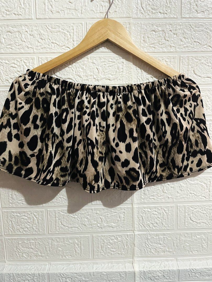 Leopard Print Off-Shoulder Crop Top (Category: Sleeveless) located in Manila. Submitted by myshanshine (Listing ID 1470570551, Image 1). Description: - Trendy leopard print crop top - Off-shoulder neckline with a secure elasticated top band - Short length, ideal for high-waisted jeans or skirts - Lightweight and comfortable fabric for warm weather - Perfect for casual outings and everyday wear.
