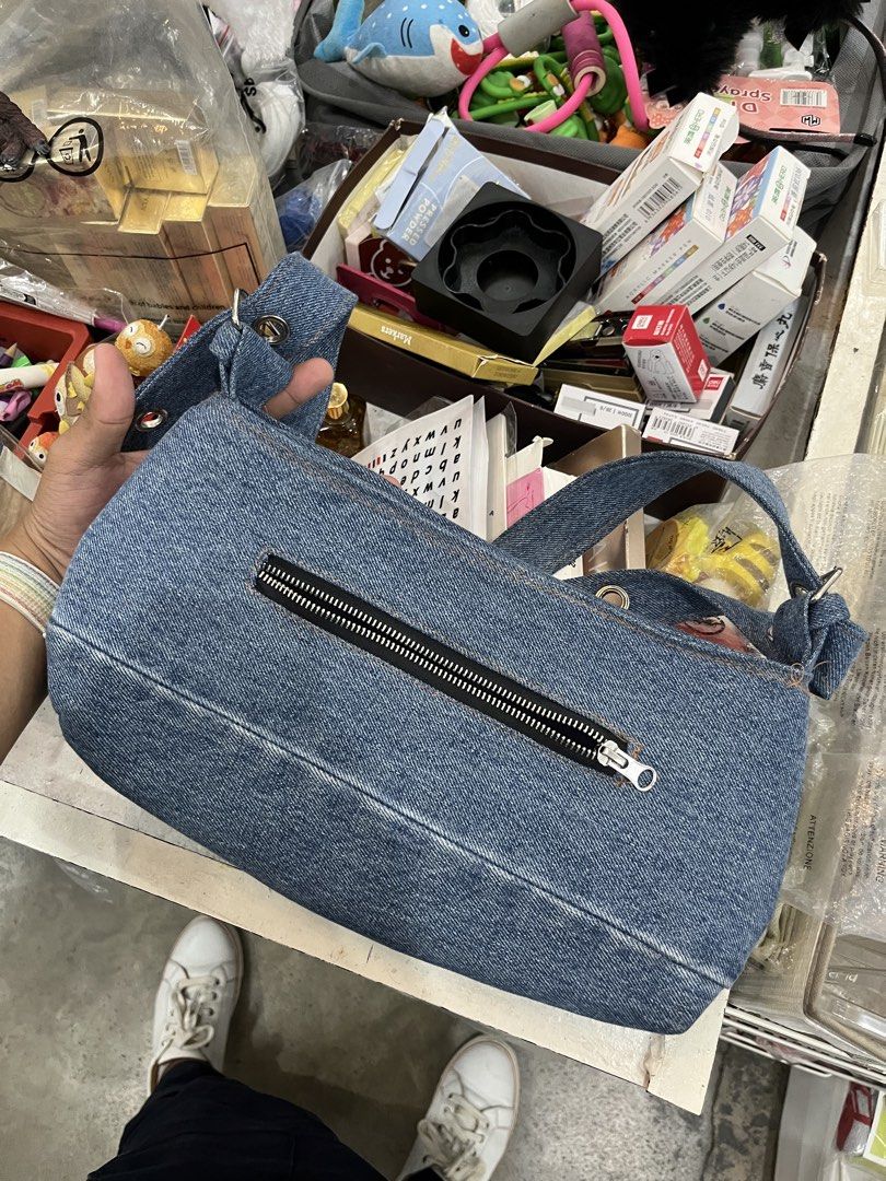 Levi’s 502 Reworked Shoulder Bag (Category: Shoulder Bags) located in Adams. Submitted by princess.maggie (Listing ID 1470674688, Image 3). Description: - good as new - brand new condition.