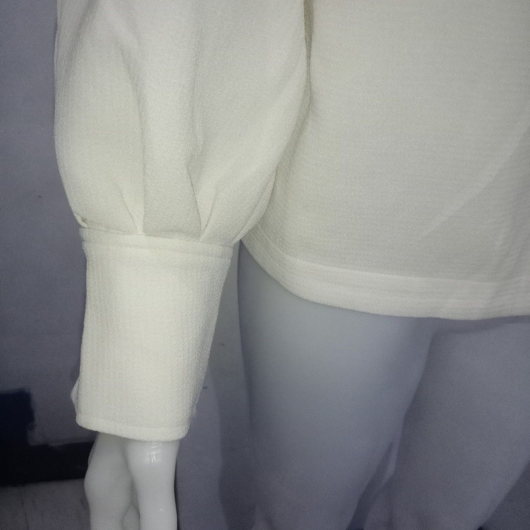 Levi's Balloon Sleeves (Category: Blouses) located in Manila. Submitted by shoekendi (Listing ID 1470739990, Image 3). Description: looks new.