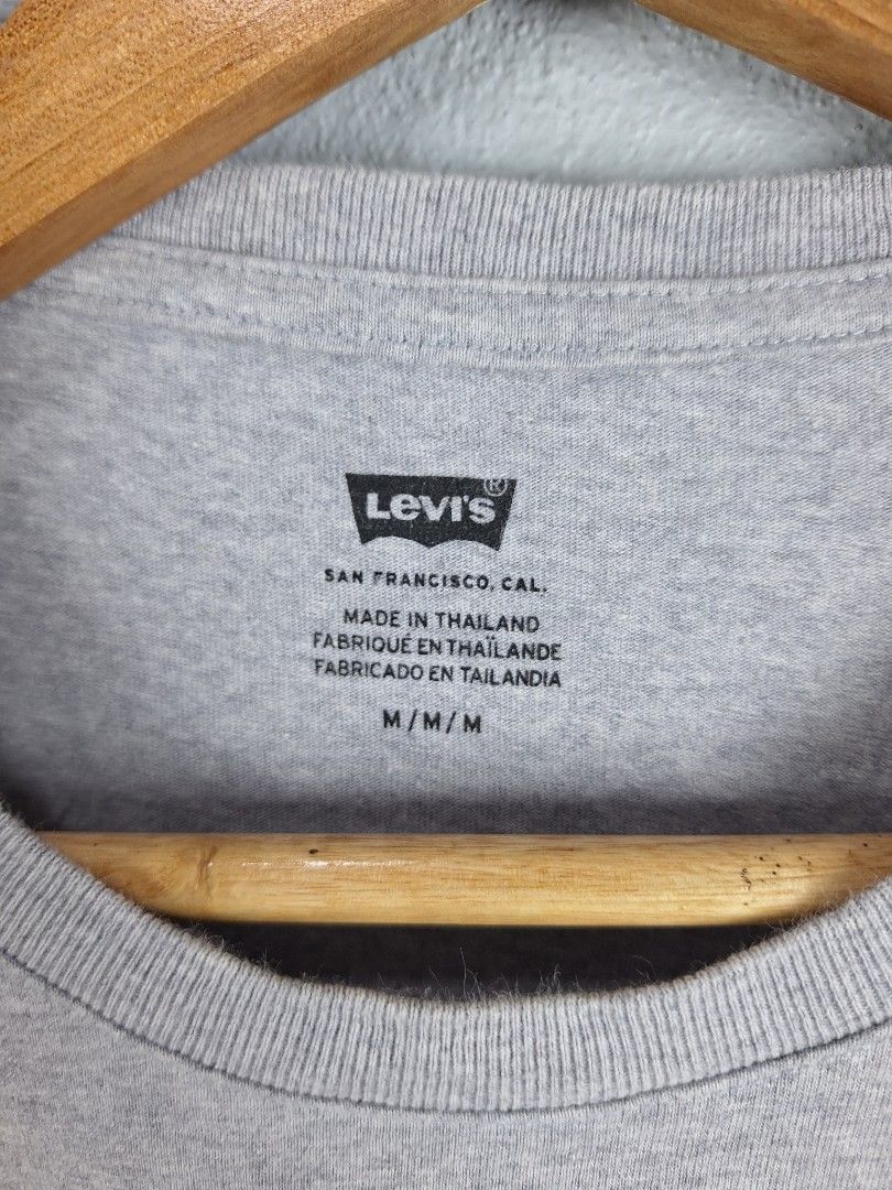 Levi's Camou Batwing Shirt (Category: Tshirts & Polo Shirts ) located in Sibulan. Submitted by studioxano (Listing ID 1470640026, Image 3). Description: Levi's Camou Batwing Shirt -P650 + SF Size M lengrh 28.5 / Width 20 Excellent condi 9.5/10 color rate no issue Loc: Dumaguete City.