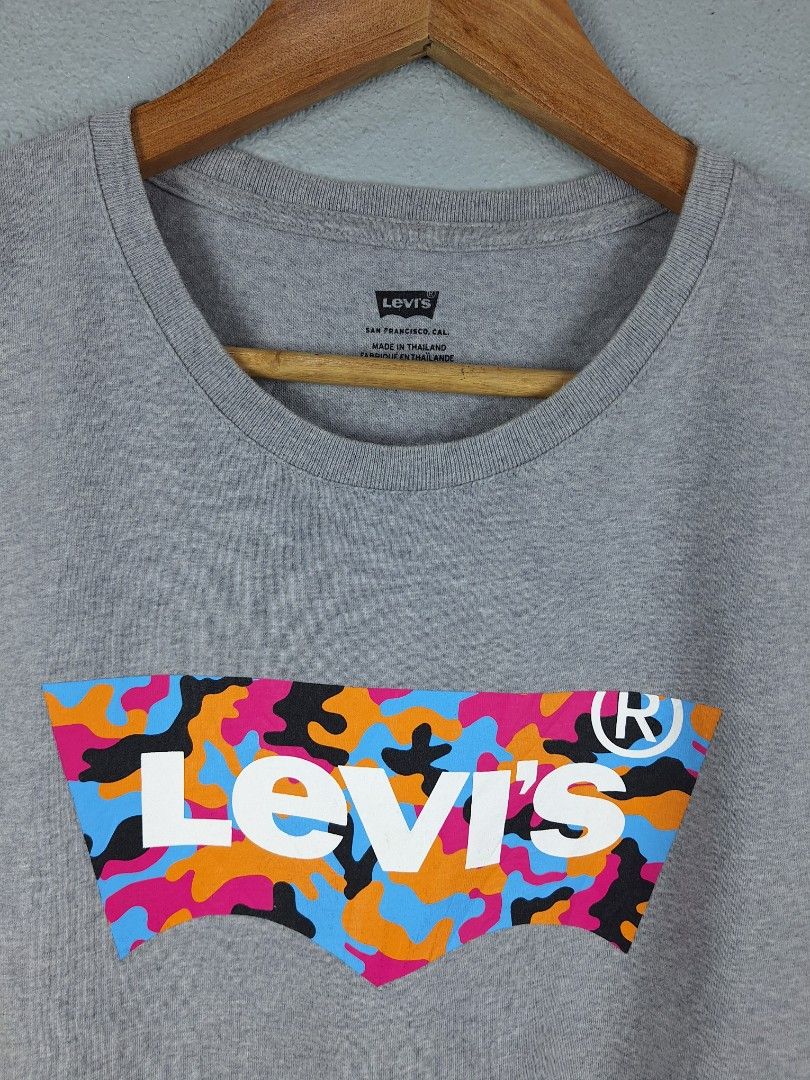 Levi's Camou Batwing Shirt (Category: Tshirts & Polo Shirts ) located in Sibulan. Submitted by studioxano (Listing ID 1470640026, Image 2). Description: Levi's Camou Batwing Shirt -P650 + SF Size M lengrh 28.5 / Width 20 Excellent condi 9.5/10 color rate no issue Loc: Dumaguete City.