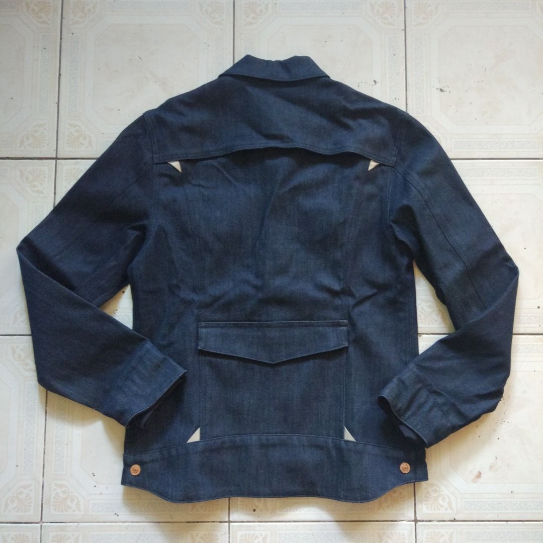 Levis Commuter Jacket M (Category: Coats, Jackets and Outerwear) located in Pasay City. Submitted by denimdude.ph (Listing ID 1470667194, Image 2). Description: no tags, fits medium weatherproof, just needs to reapply weather sealing tape, last pics.