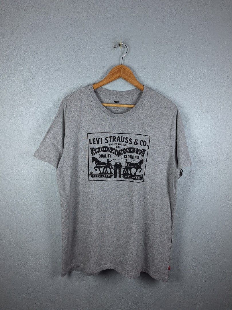 Levi's Graphic Standard Gray T-Shirt (Category: Tshirts & Polo Shirts ) located in Sibulan. Submitted by studioxano (Listing ID 1470638874, Image 1). Description: Levi's Graphic Standard Gray T-Shirt -P650 + SF Size L length 29 / Width 22 Excellent condi 9.5/10 color rate no issue Loc: Dumaguete city.