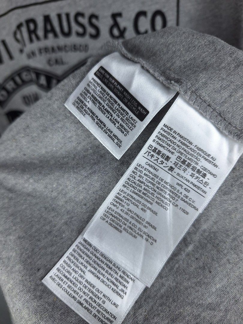 Levi's Graphic Standard Gray T-Shirt (Category: Tshirts & Polo Shirts ) located in Sibulan. Submitted by studioxano (Listing ID 1470638874, Image 3). Description: Levi's Graphic Standard Gray T-Shirt -P650 + SF Size L length 29 / Width 22 Excellent condi 9.5/10 color rate no issue Loc: Dumaguete city.