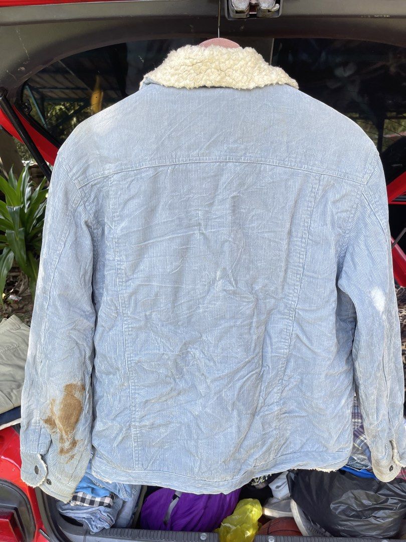 levis jacket (Category: Activewear) located in Jerteh. Submitted by izbundle-jertih (Listing ID 1470653678, Image 3). Description: pit-22/26 dfod.