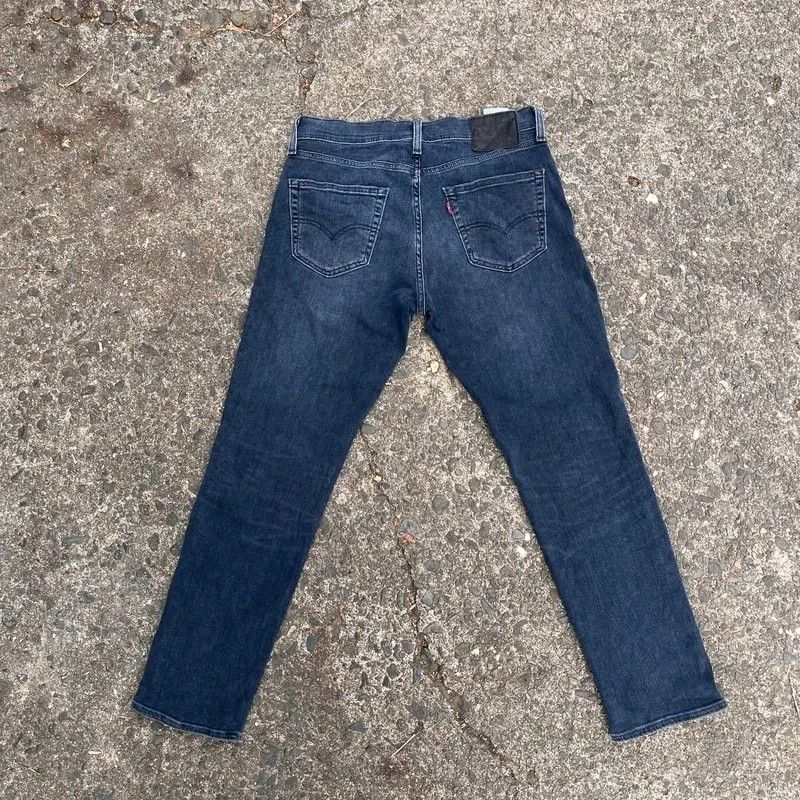Levis leather patch 511 (Category: Activewear) located in Marikina City. Submitted by veenluke (Listing ID 1470595189, Image 2). Description: Baka pwede sa inyo mga kuya Levis 511, W 33 L30 Leather Patch Dimes W- 33 L-39 Location: Marikina City -Lala move -Jnt.