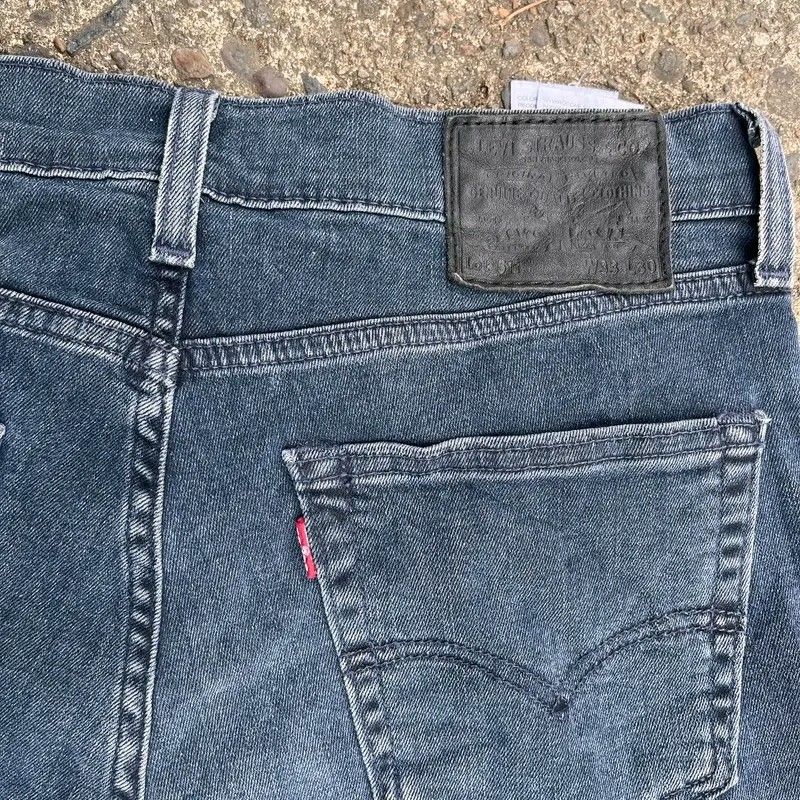 Levis leather patch 511 (Category: Activewear) located in Marikina City. Submitted by veenluke (Listing ID 1470595189, Image 3). Description: Baka pwede sa inyo mga kuya Levis 511, W 33 L30 Leather Patch Dimes W- 33 L-39 Location: Marikina City -Lala move -Jnt.